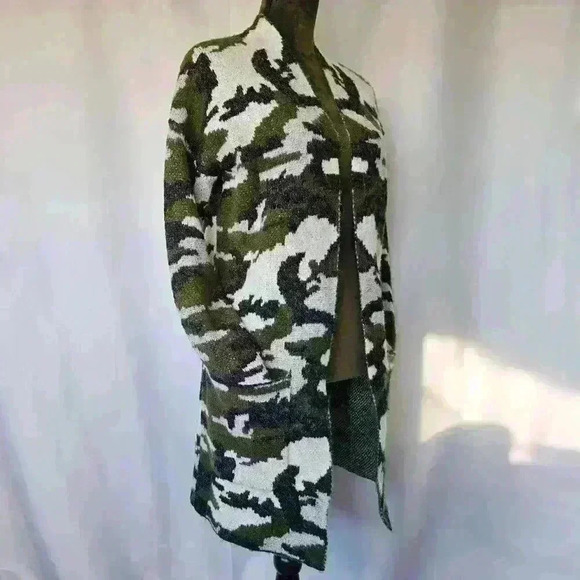 ✨Like New✨ Venus Camouflage Cardigan, Green/Black/White, Size XS - Picture 3 of 9